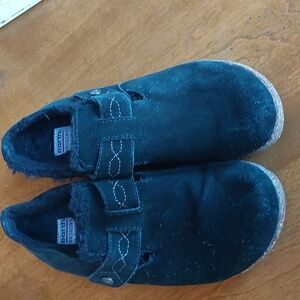 Earth Origins Suede clogs Sz 8.5